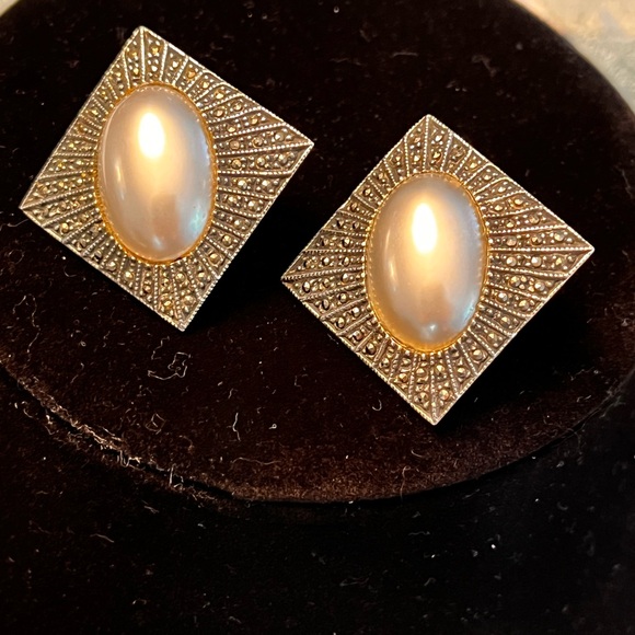 VINTAGE Judith Jack Sterling and faux pearl marcasite necklace and earrings. - Picture 3 of 10